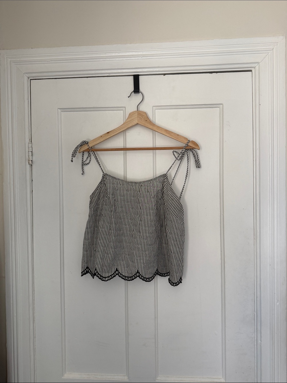 Striped Tie-Shoulder Scallop Hem Tank Top - Black/White
